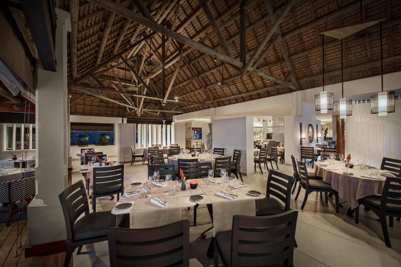 Constance Belle Mare Plage Exteriör bild The restaurant at the resort