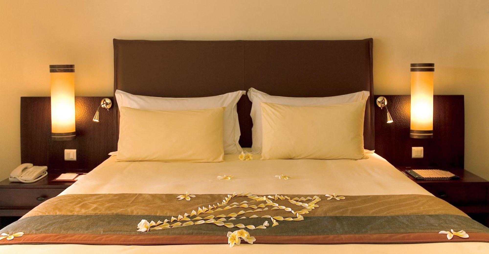 Constance Belle Mare Plage Rum bild A bed with a heart made of rose petals
