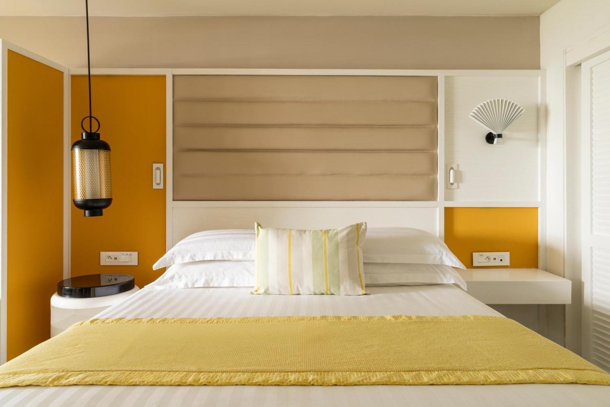 Constance Belle Mare Plage Exteriör bild A bedroom at the Taj Bengal