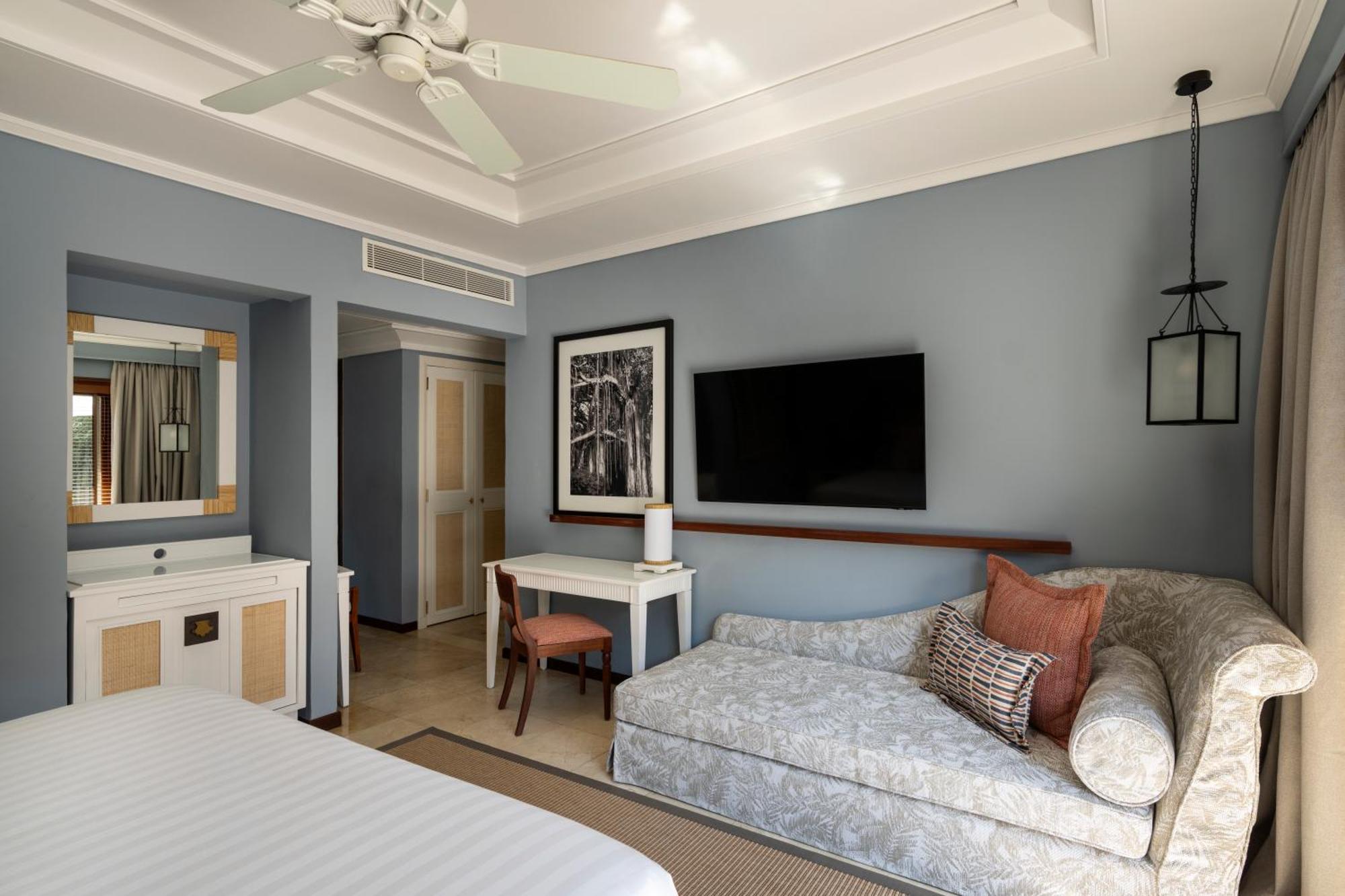 Constance Belle Mare Plage Exteriör bild A room at the hotel